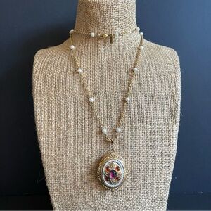 Vintage 1928  gold tone faux pearl & cabochon stone locket pendant Necklace